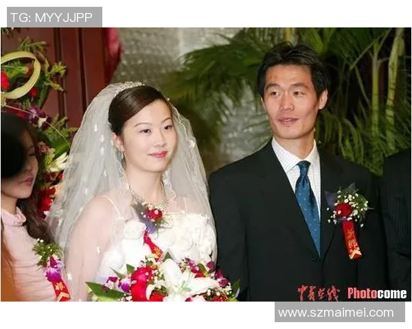 足球明星与模特妻子的甜蜜瞬间照片大赏展现他们的幸福生活与时尚魅力