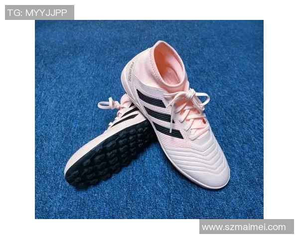 足球明星穿蓝色足球鞋的精彩瞬间与时尚搭配解析